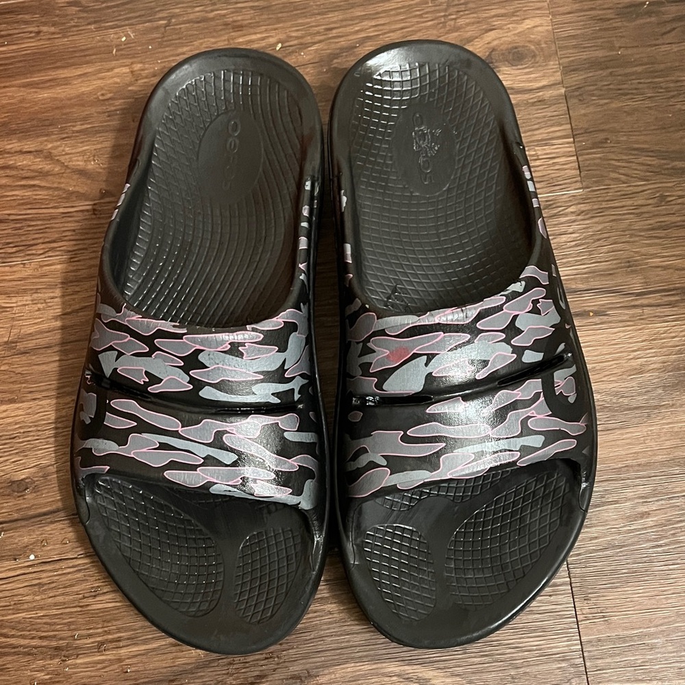 OOFOS OOahh Sport Unisex
Slide Black Pink Camo size Men 8 women 10